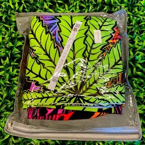 Fitted sheet and 2 pillow cases.